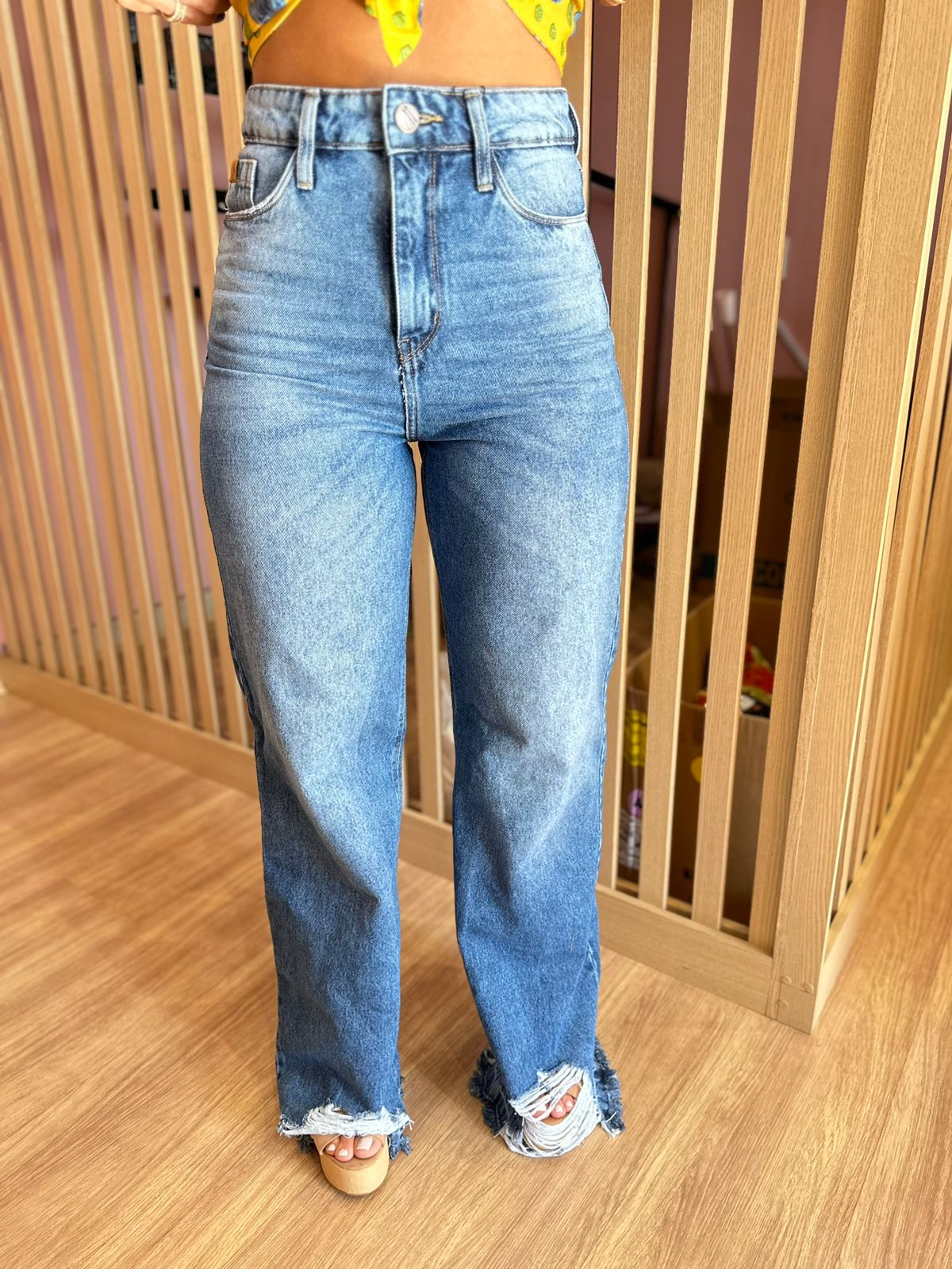 77b82184b1482dd6f22f9a408750a8fb.jpeg Calça Jeans Wide Leg Barra Destryed - Imagem 3
