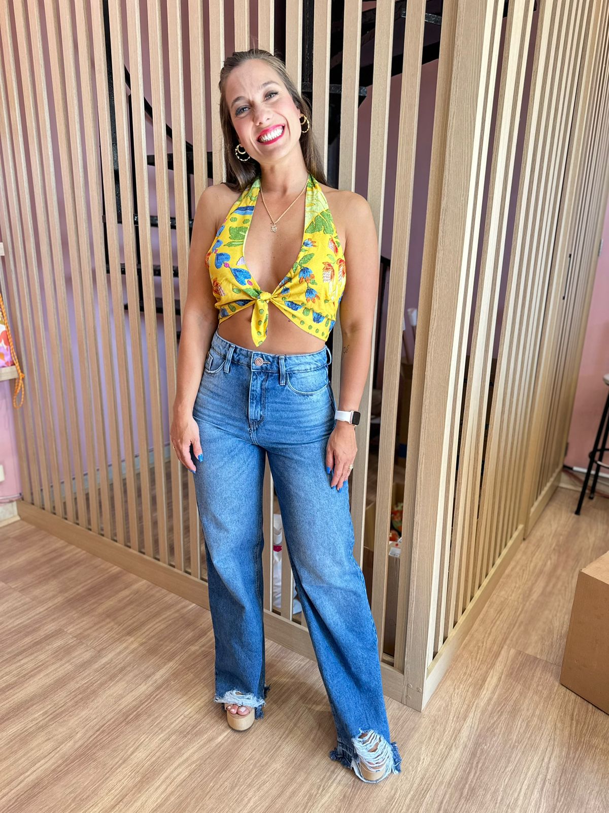 82202cd4f2b1221de3352670fb6c5c62.jpg Calça Jeans Wide Leg Barra Destryed - Imagem 1