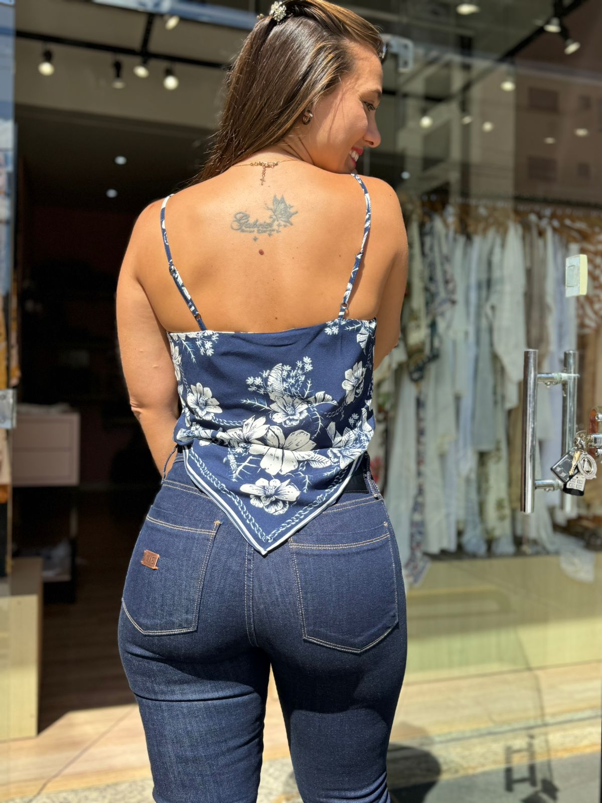 9cc793d43edf5a88024178c0ea09822b-1.jpg Calça Jeans Boot Cut Amaciada Denim Farm - Imagem 4