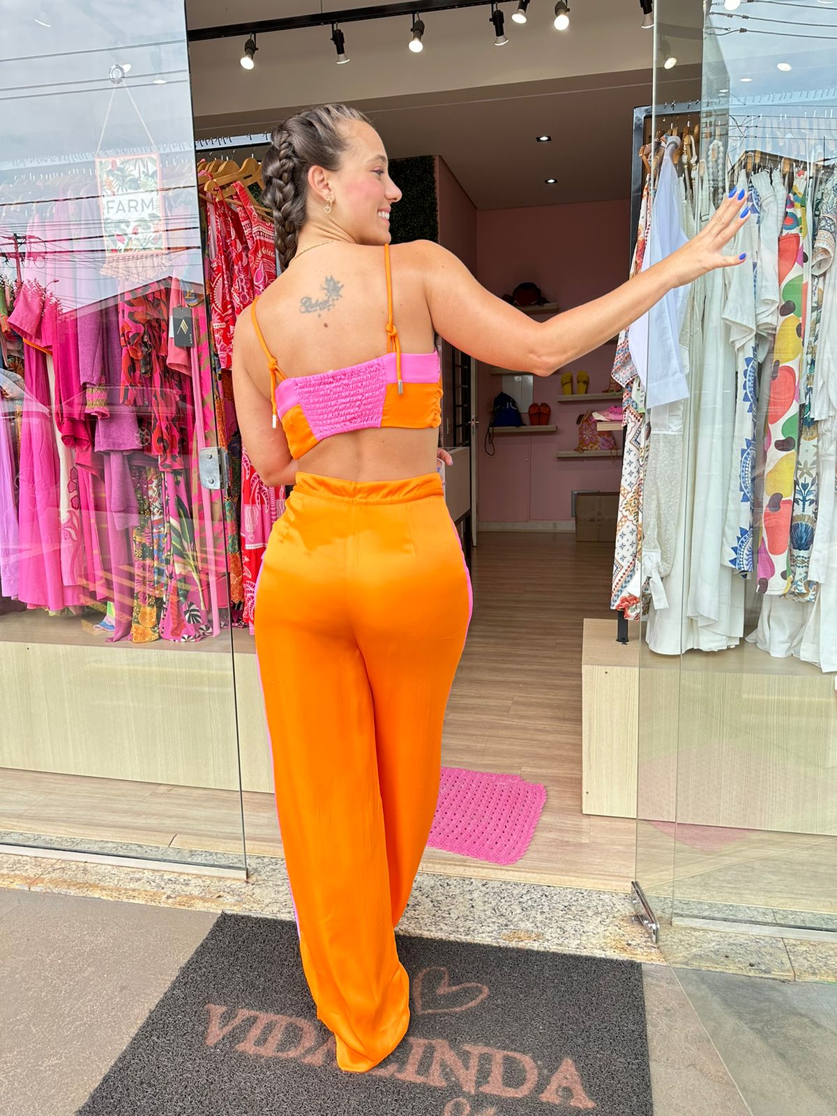 2f96517d6c20d681333127e8332b6514.jpeg Calça Pantalona Bicolor - Imagem 4