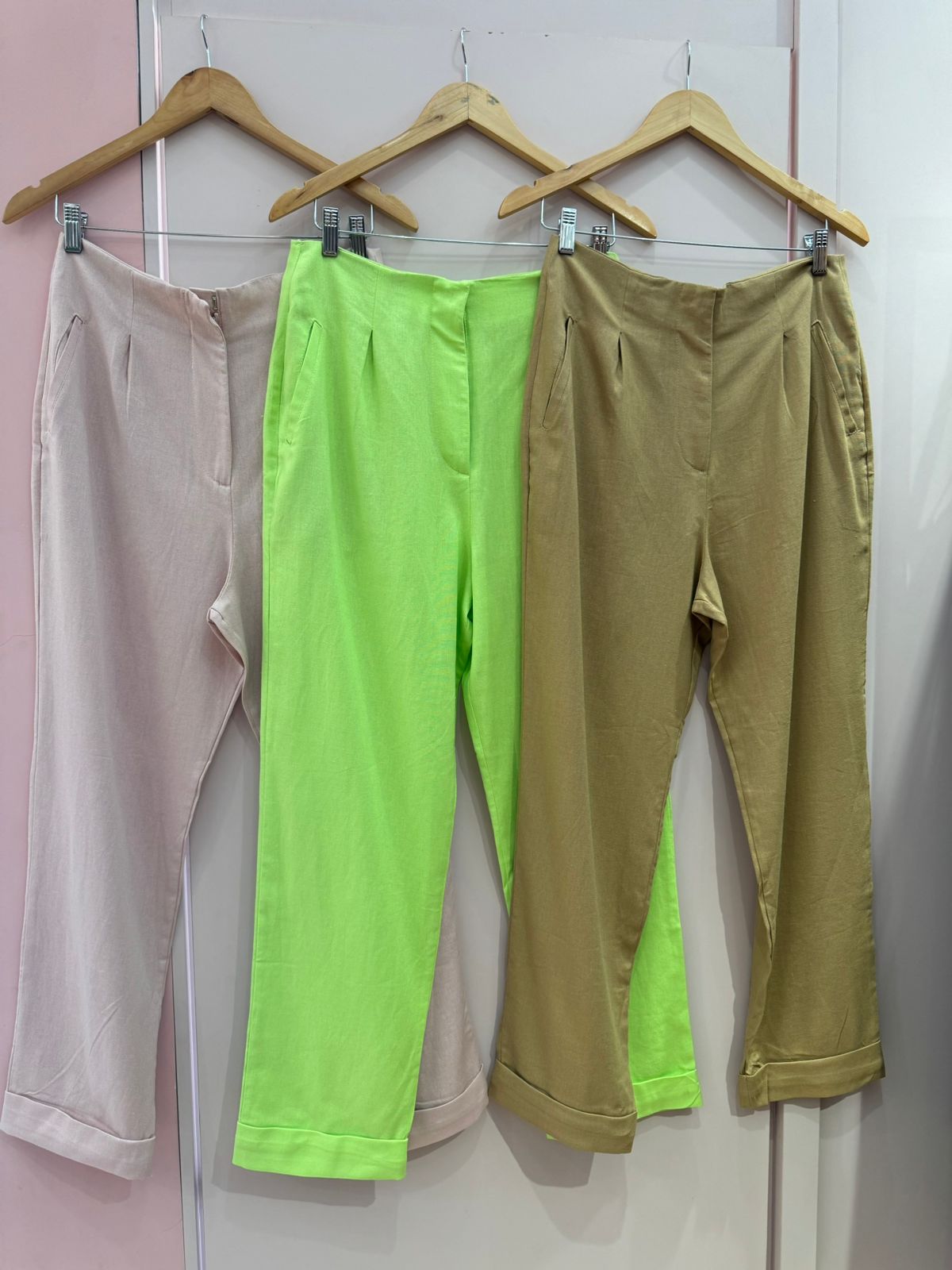 f768e6a6d20226b2b57bea50e661e2c6.jpg Calça Alfaiataria  Linho com pregas - Imagem 5