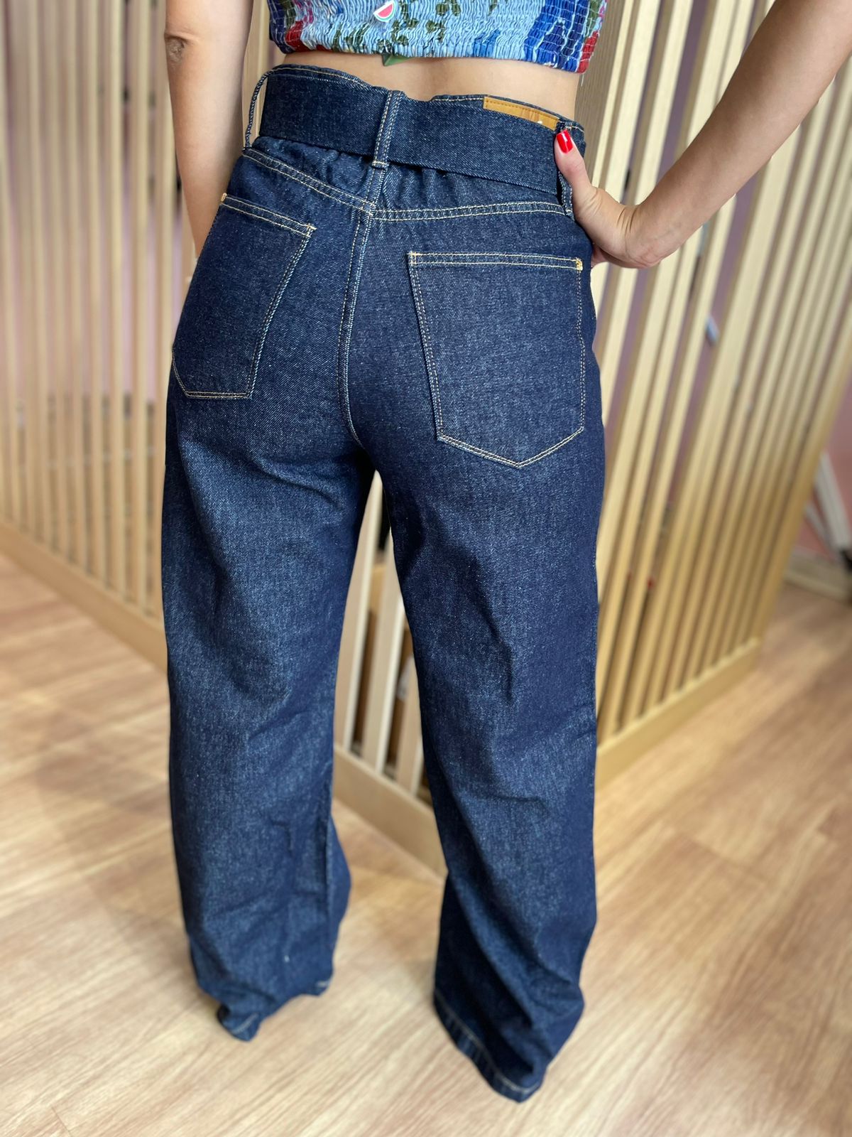 379eb73862281e0c5013ce8b2cccfb05.jpeg Calca Wide Leg Jeans Amaciada Com Cinto Denim - Imagem 3