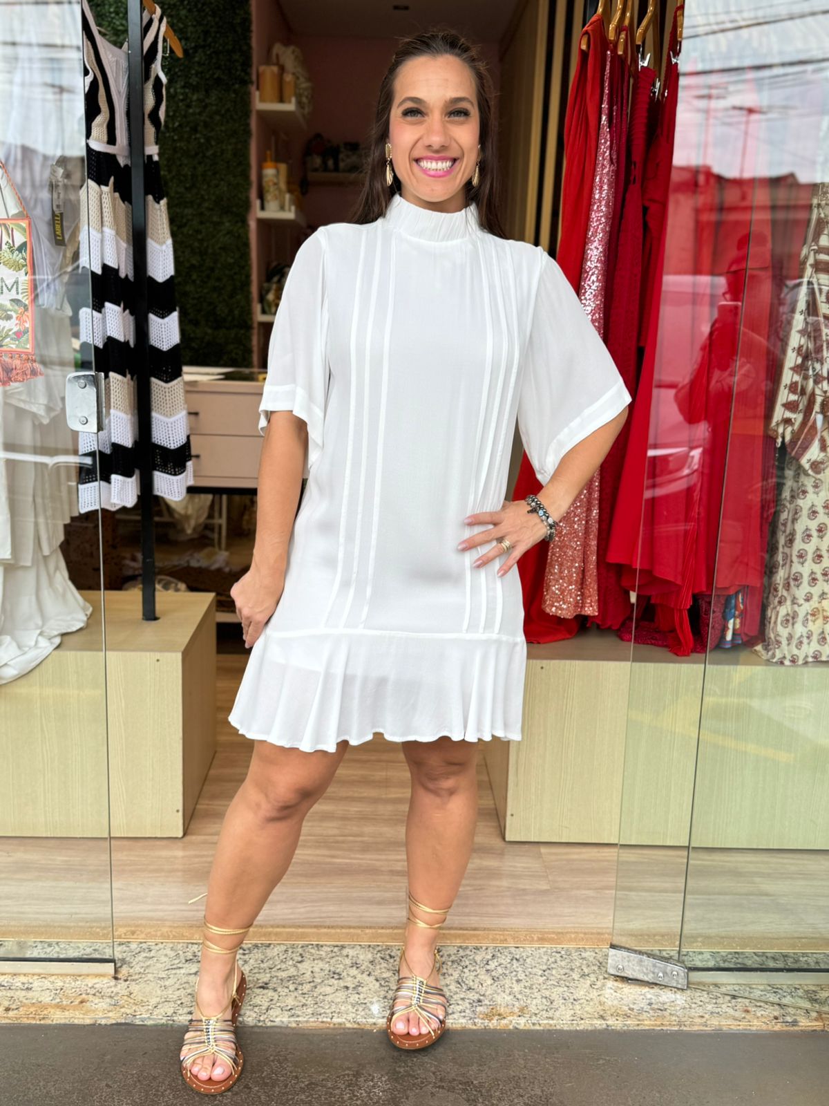 6e9e0fda8a2ba05fb621582dfe03f590.jpeg Vestido Curto Fluido Viscose Gola Alta - Imagem 1