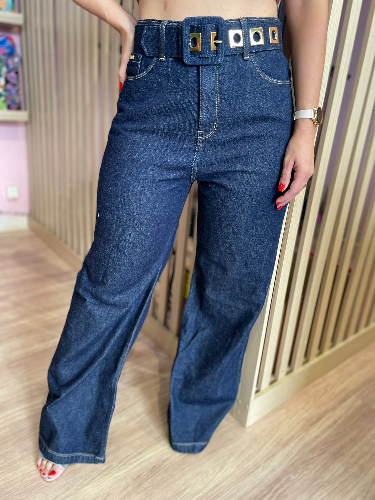 71ab4ab063a550e257428453e27f8a81.jpeg Calca Wide Leg Jeans Amaciada Com Cinto Denim - Imagem 2