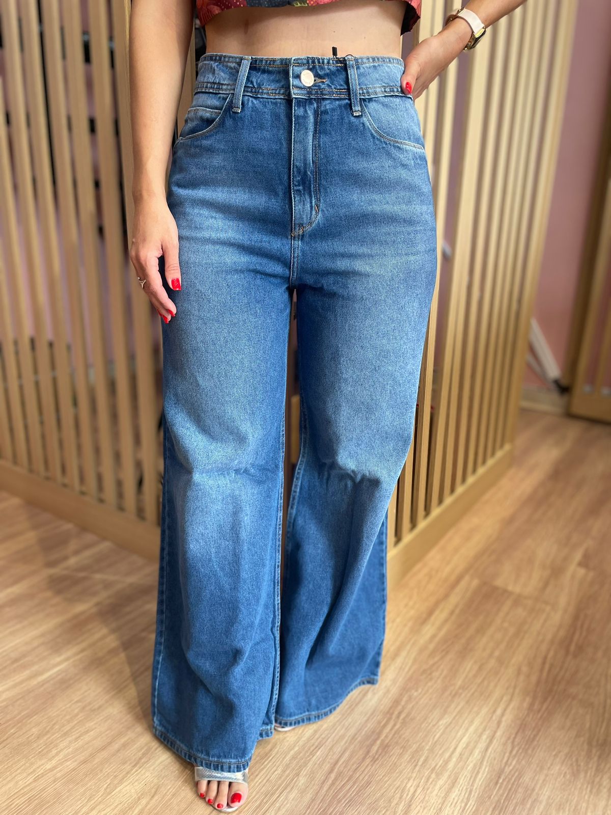 7d31b0eece02a7a7ba68edcbaca23c8e.jpeg Calça Jeans Wide Leg Regina - Imagem 3