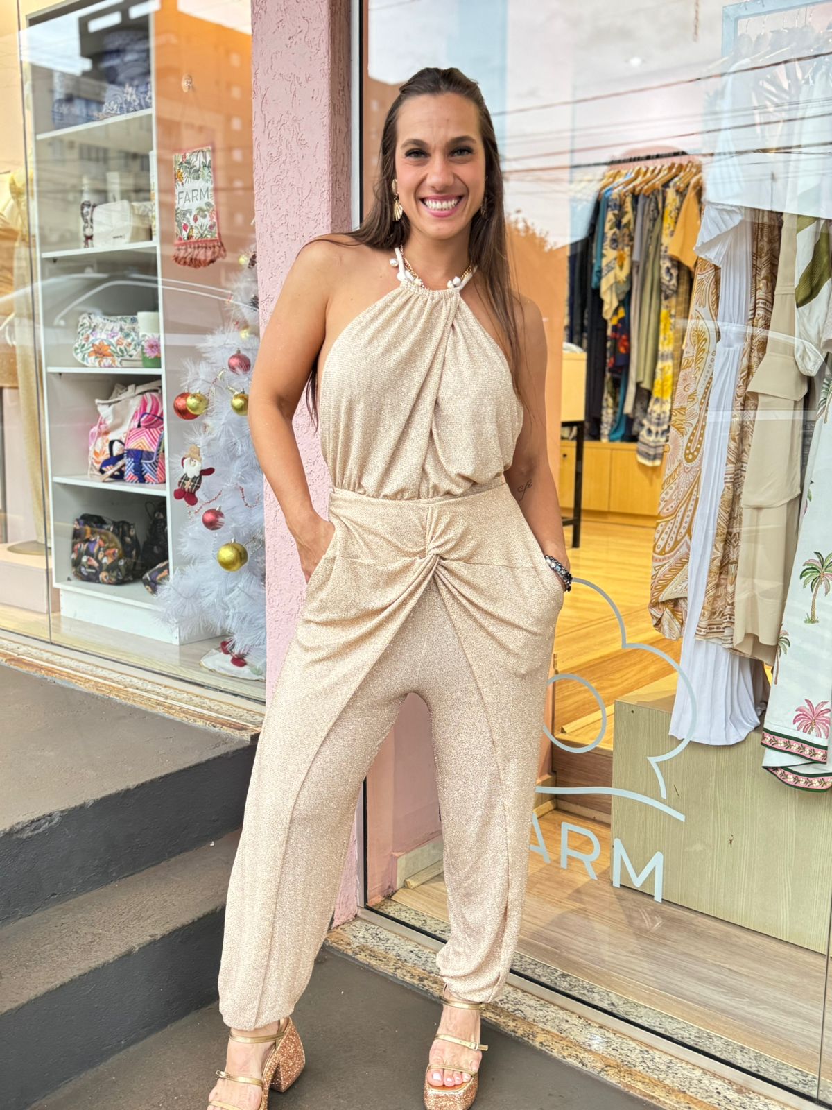 8ab2a077385c36f609e551731b6048aa.jpeg Calça Cos Tranpassado Brilho Disco Dourado - Imagem 2