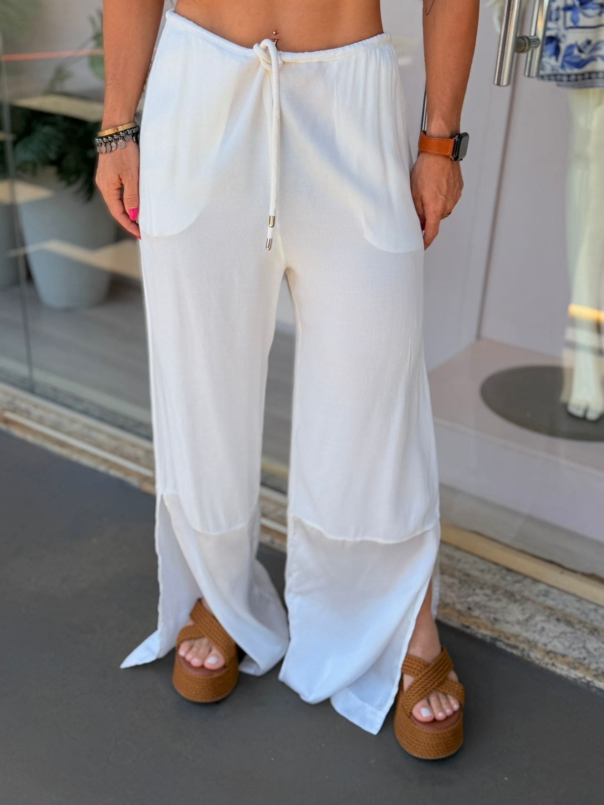 Calça Reta Com Recorte e Fenda - Imagem 4