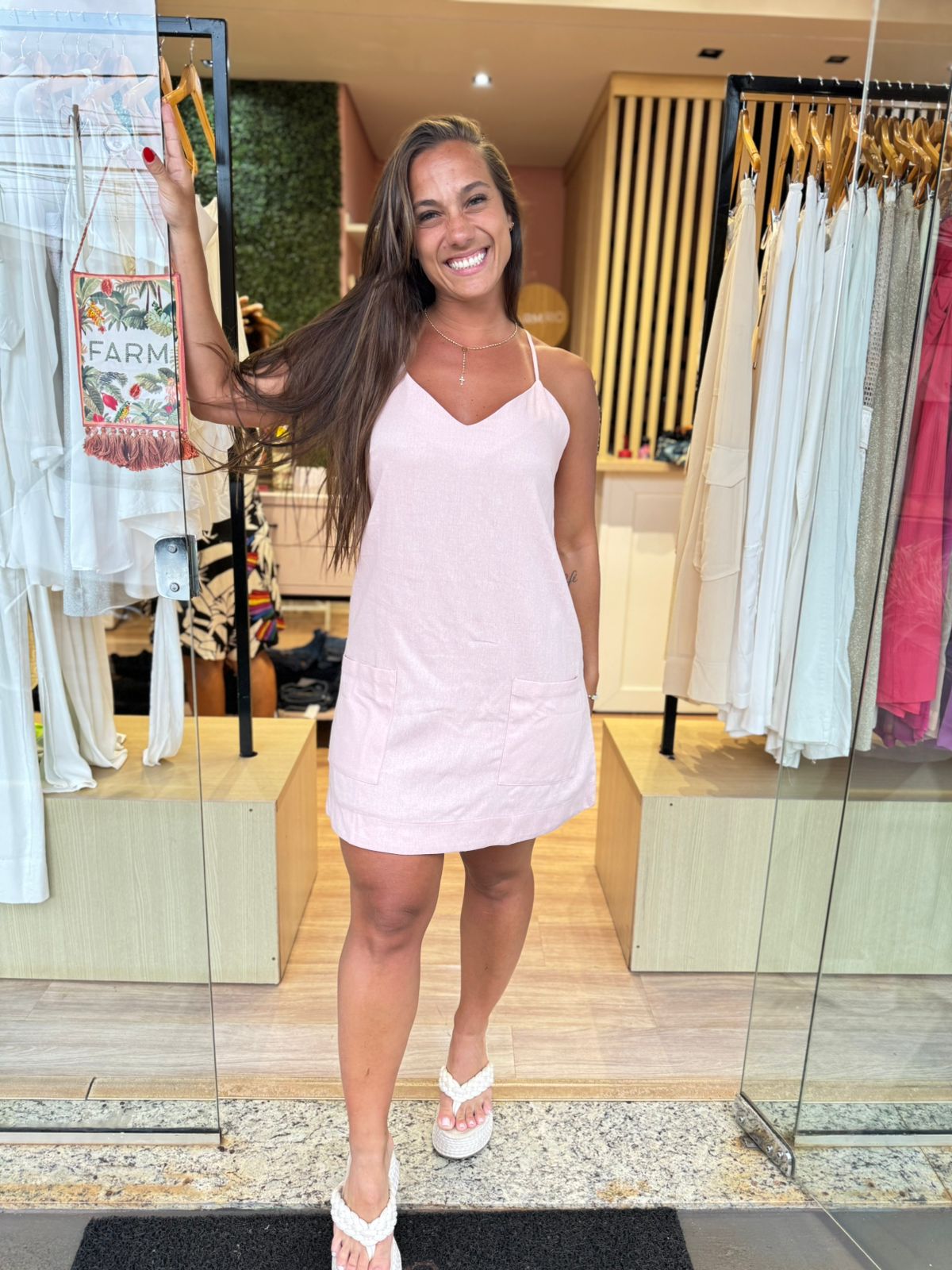 057c1ab6fe6b5e55741bc0d503ef7fd8.jpg Vestido Linho Curto Alcinha Decote V - Imagem 1