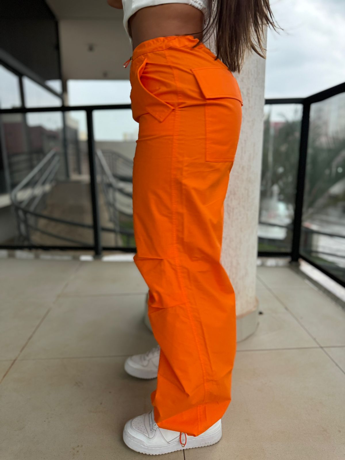 113f06e09de3b3f8cf89af342a5a3e28.jpeg Calça Pregas Com Ajuste Na Barra - Imagem 7