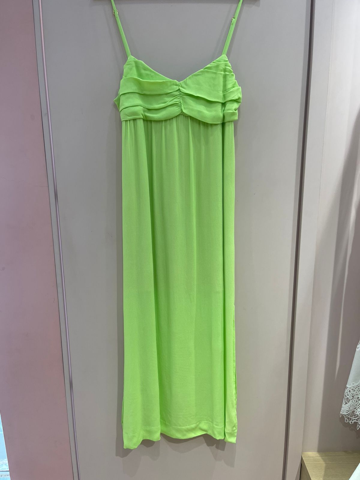 161966408ec110ecdbff12c7db2b5b5a.jpg Vestido Midi Decote Franzido - Imagem 2