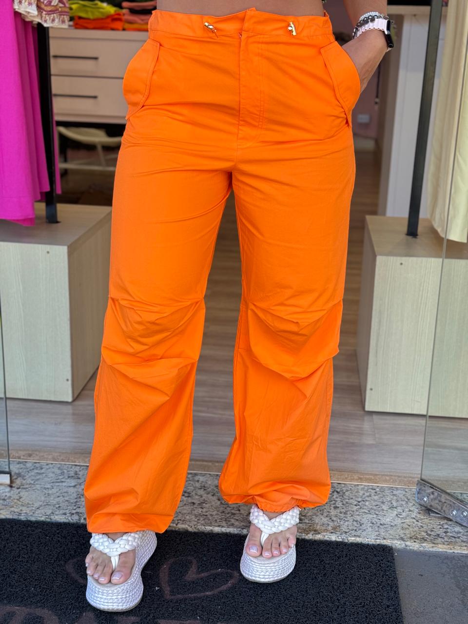 2d5430a201bab1f6a6d81e493a645ab4.jpeg Calça Pregas Com Ajuste Na Barra - Imagem 2