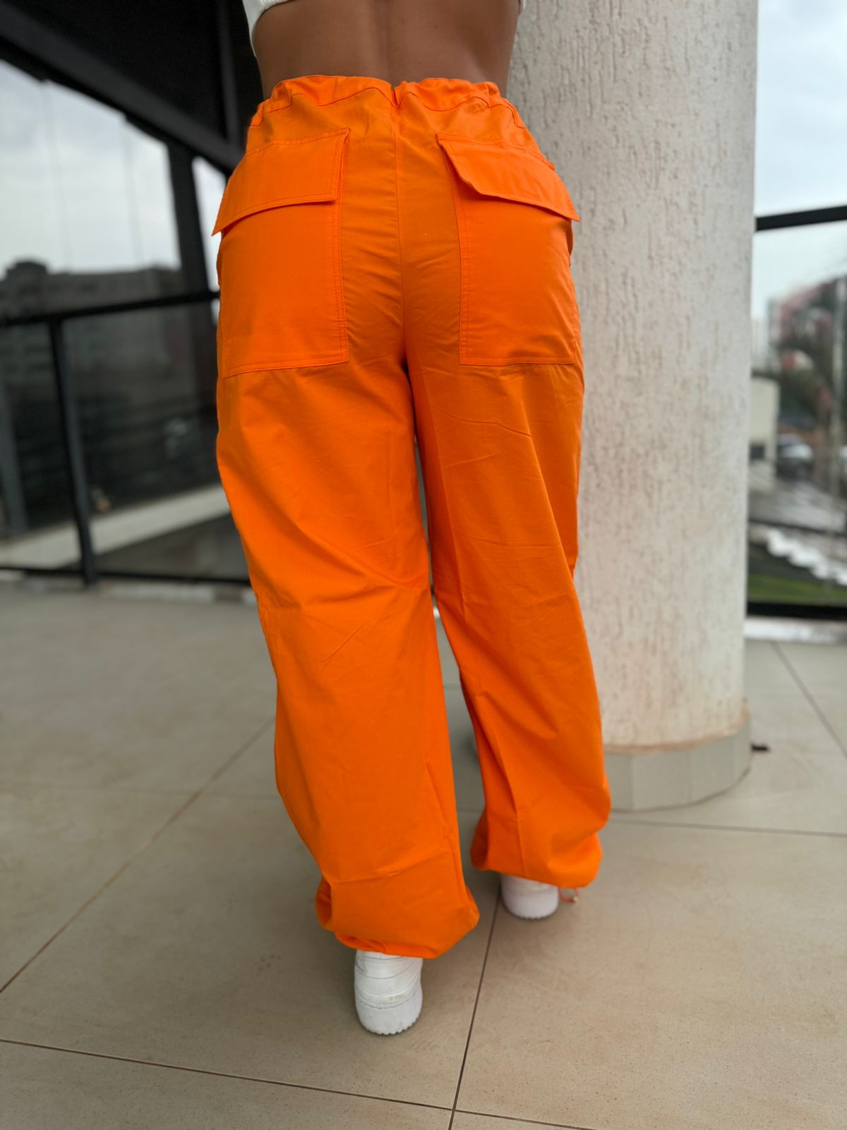 3d974bcaf0986497751ee9d2c47b876a.jpeg Calça Pregas Com Ajuste Na Barra - Imagem 8