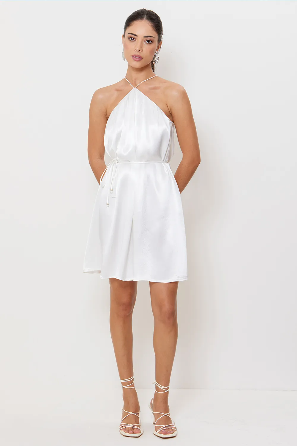 45927f88c516f2900f8ecc2b2a59d807.webp Vestido Curto Walter Neck - Imagem 4