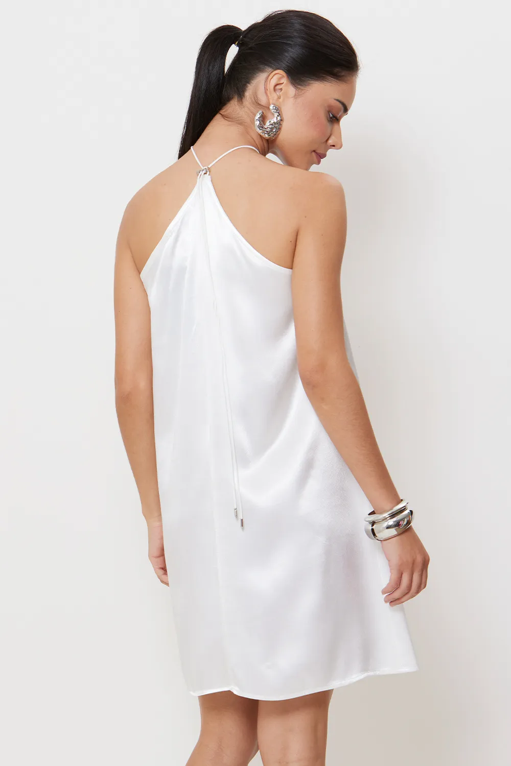 8d6035fd7feef2b690f277f54cf4165d.webp Vestido Curto Walter Neck - Imagem 3