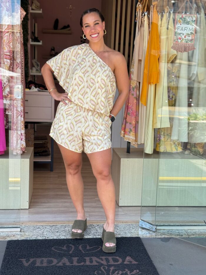 Shorts Cós Elástico e Fendas Viscose