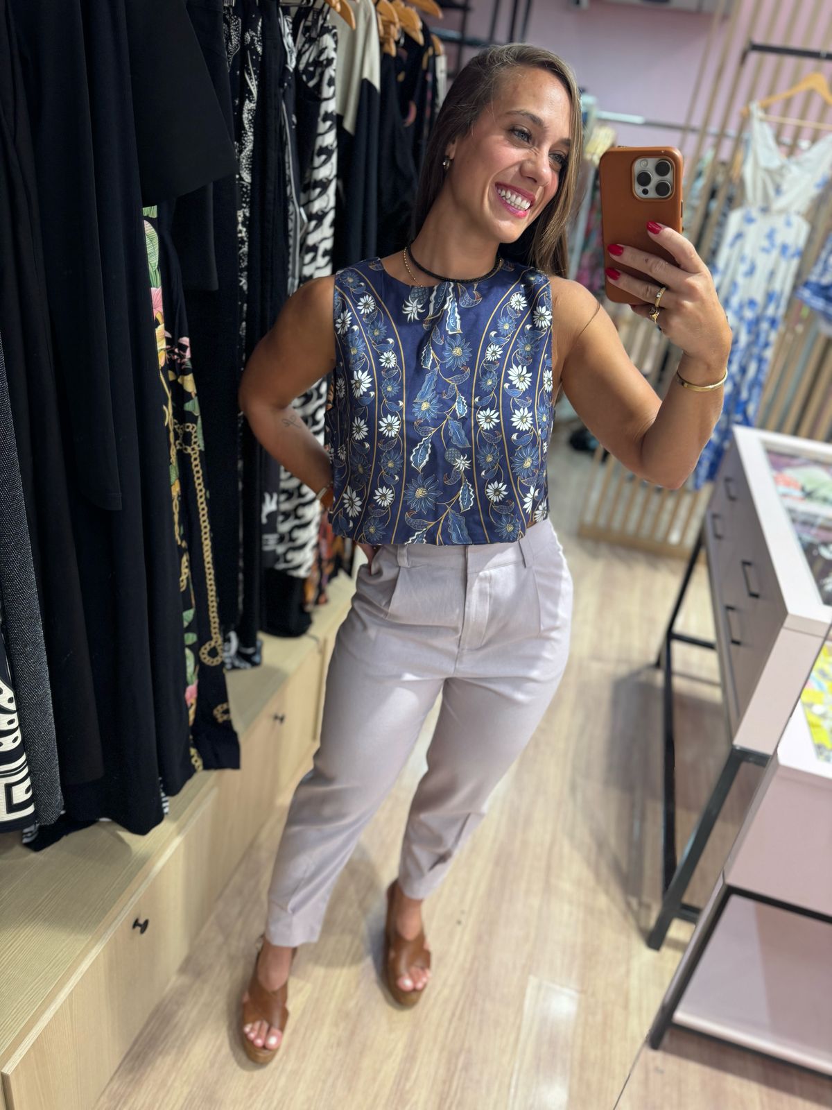 fb86b4d544463135313df5d55a783b4a.jpg Calça Paula Linho - Imagem 2