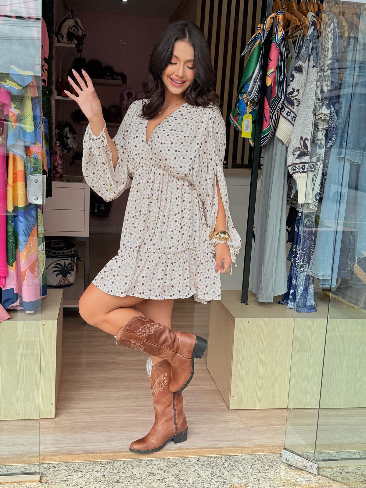 97874b1e8795f6a5771f45511bbdb7b8.jpg Vestido Curto Preguiado Bege - Imagem 1