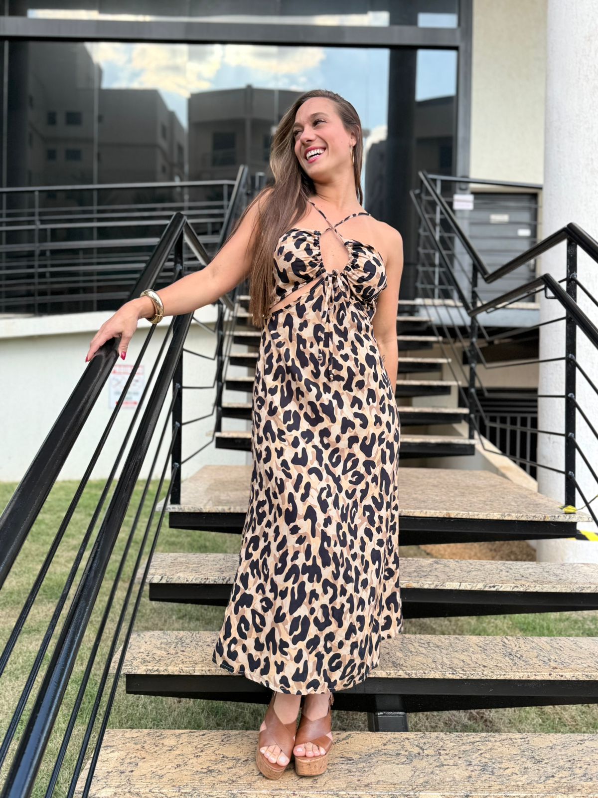 8a8816577e3fe56e047ab3c7234efb48-1.jpg Vestido Midi Decotado Estampado Onça Latte/Preto - Imagem 1