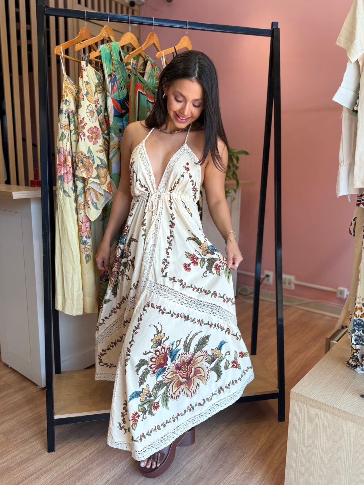 5f62b25d071ef0fb891922c0ccc38234.jpg Vestido Lenço Jardim Majestoso Bege FARM - Imagem 4