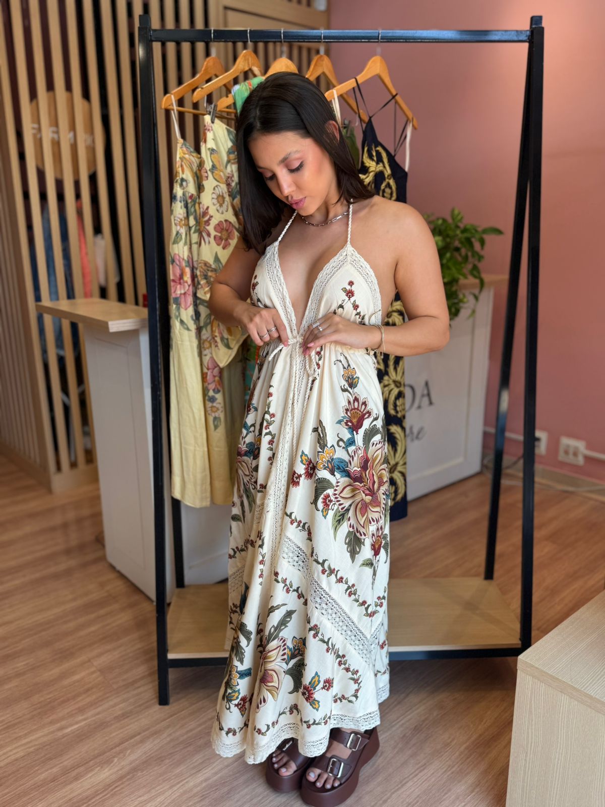 c2f733618258b6ab374a0a1cea1cf748.jpg Vestido Lenço Jardim Majestoso Bege FARM - Imagem 2