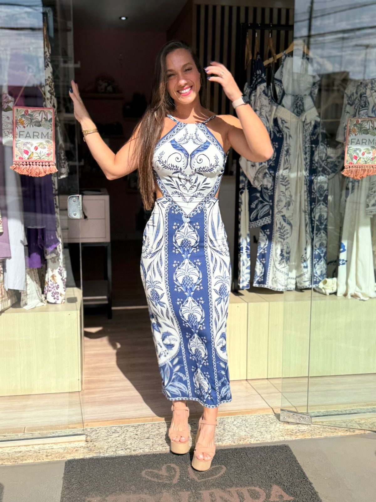 df1cfd0288424fc7ebfca19cfabd5a8b.jpg Vestido Midi Nina E FARM - Imagem 1